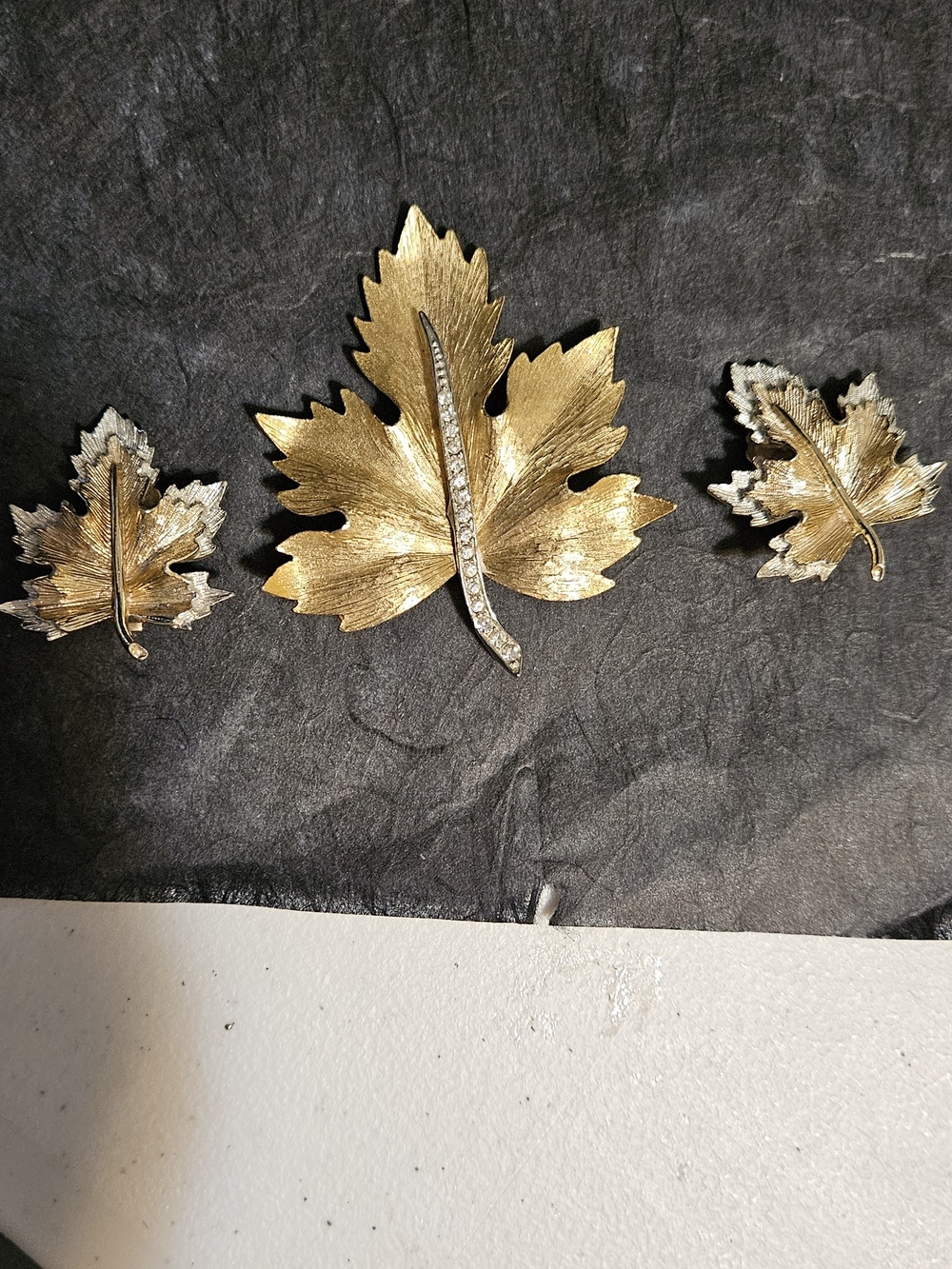 Vintage Gold Maple Leaf Brooch and Earring Set. - Picture 6 of 7
